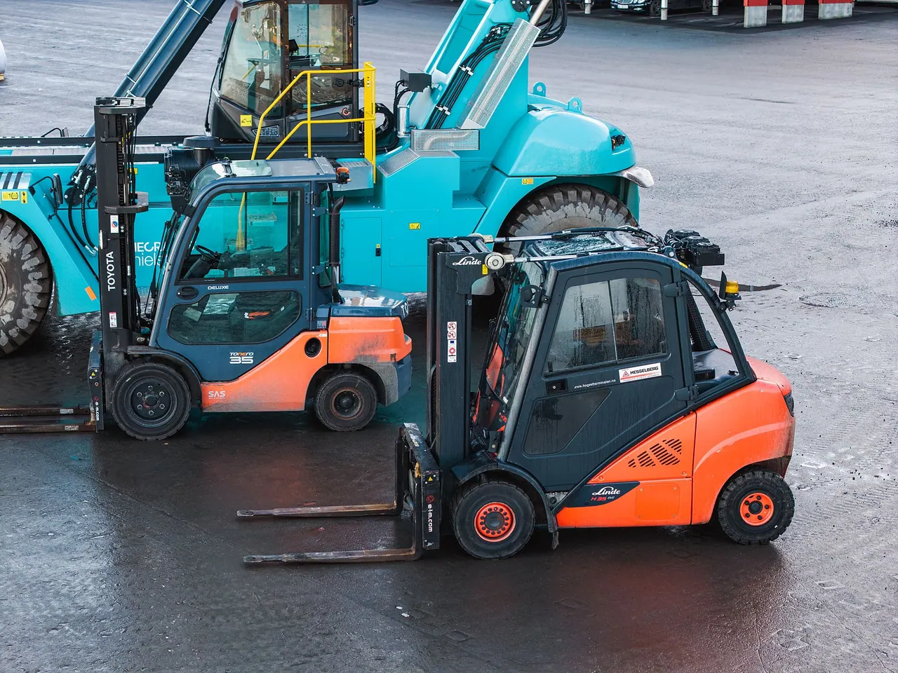 Gaffeltrucker fra Toyota og Linde parkert på lager